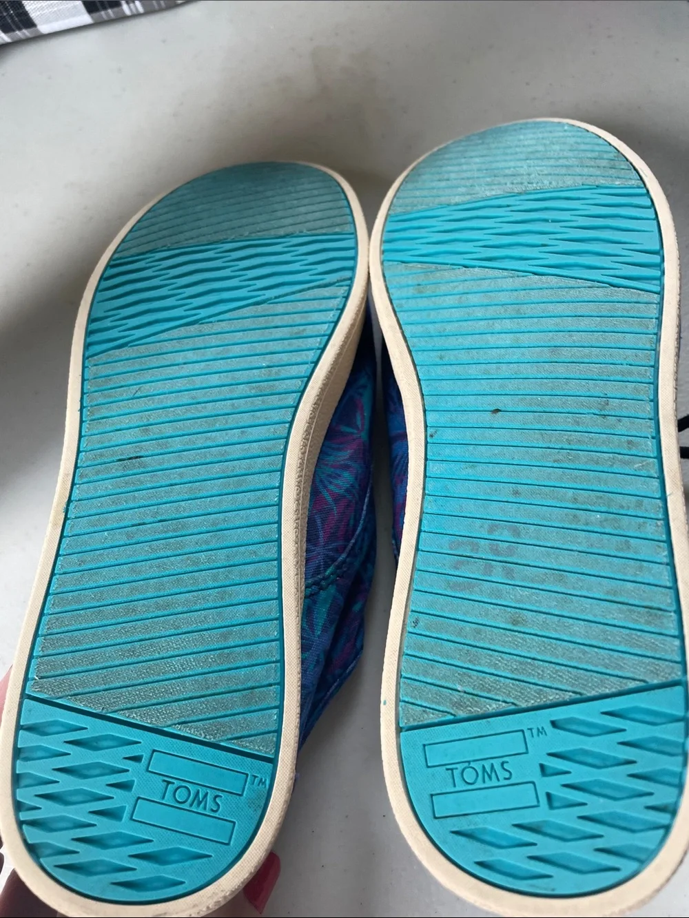 TOMS Women’s Blue & Teal Patterned Canvas Sneakers size 9
